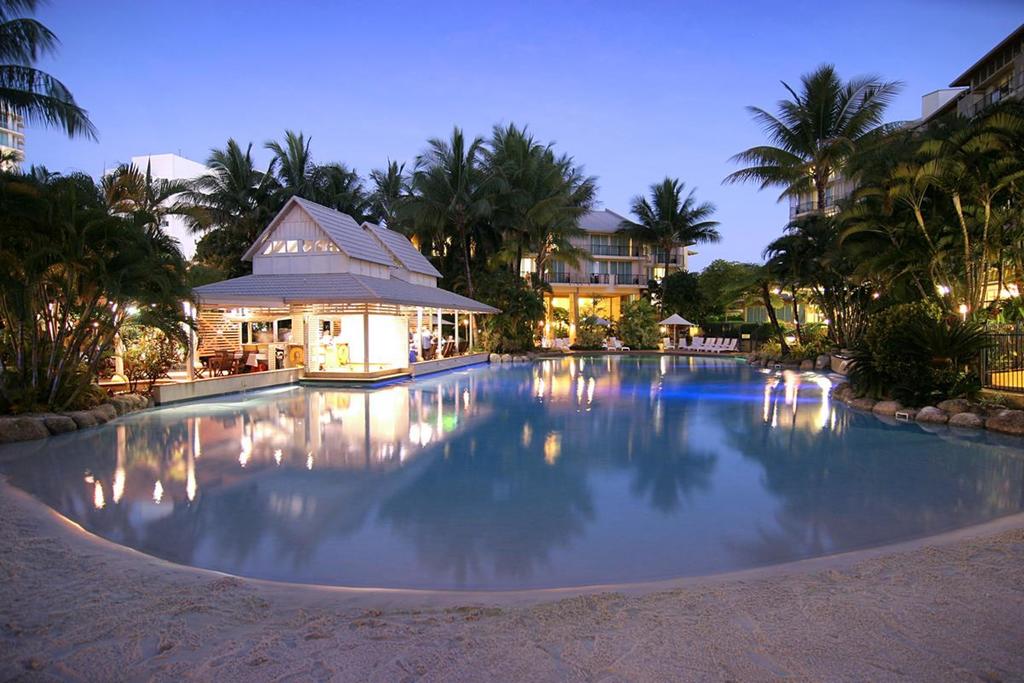 http://greatpacifictravels.com.au/hotel/images/hotel_img/11620215775Novotel Cairns Pool.jpg